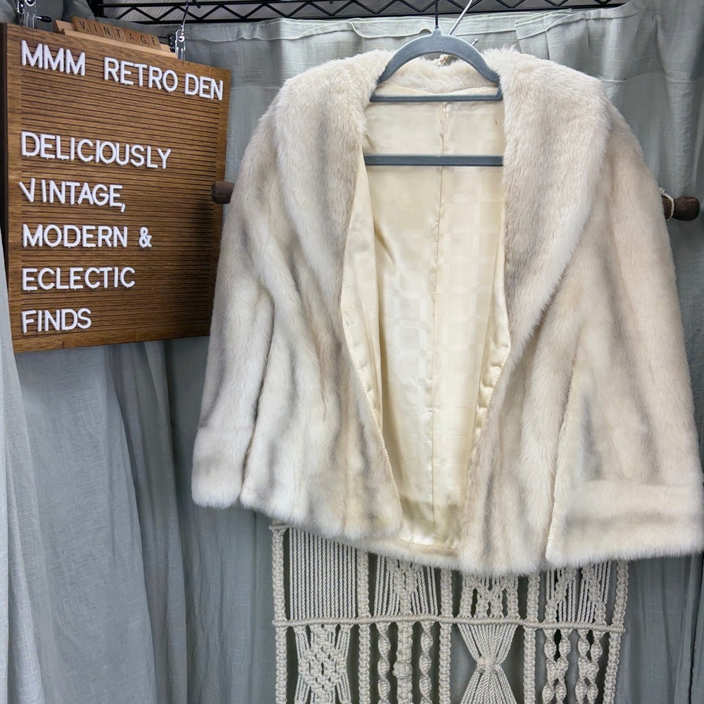Vintage Montgomery Ward White & Gray Faux Fur Shrug Open Front Caplette